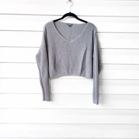 V-Neck Pullover Cropped Sweater - Picture 6 of 9